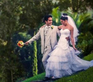 Ektor Rivera Instagram - No es llegar, es mantenerse. No son solo fotos lindas en las redes, es caerse, levantarse, aprender y madurar. No es conformarse, es hacer que el amor se fortalezca a través de los hijos y de cada experiencia vivida. Ya son 10 años de matrimonio y no cambiaría nada. Soy afortunado en tenerte, Yara. Te amo ❤️ #FelizAniversario #10 🍾🥂 @yaralasanta