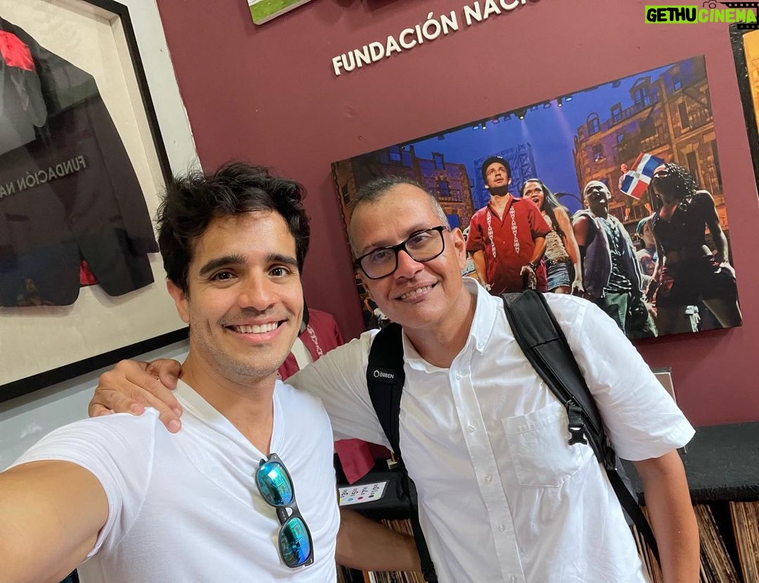 Ektor Rivera Instagram - Desde los balcones de la Fundación Nacional para la Cultura Popular, donde los medios de comunicación de distintos países tuvieron acceso como centro de operaciones para difundir la noticia del movimiento histórico del Verano del ‘19 a nivel global. La fundación es una joya cultural. Los invito a colaborar con esta organización que custodia el legado de nuestros artistas y de todos los hechos que marcan la historia cultural del país. Gracias Javier Santiago por su extraordinaria labor. @fncppr - 📸 @eggytrlaspiedras