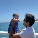 Ektor Rivera Instagram – Con Papi.❤️
En esta foto tengo más o menos la edad de Bría. El ejemplo de mi padre me define en inspiración y el amor de mi hija completó mi propósito. #HappyFathersDay 💙 @riverpas