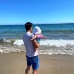 Ektor Rivera Instagram – Con Papi.❤️
En esta foto tengo más o menos la edad de Bría. El ejemplo de mi padre me define en inspiración y el amor de mi hija completó mi propósito. #HappyFathersDay 💙 @riverpas