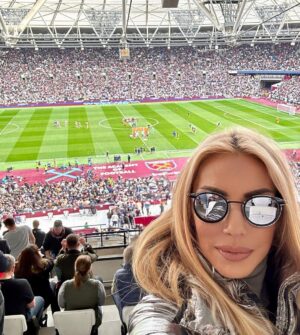 Elena Tsavalia Instagram - Πάσχα με άρωμα…ποδοσφαίρου ! 
West Ham  Vs  Arsenal ⚽️
Χριστός Ανέστη! ❤️
#happyeaster #london #matchday #football