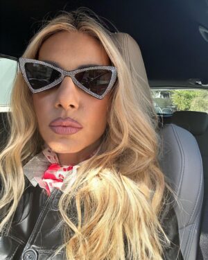 Elena Tsavalia Instagram - La vie est belle ! ❤️
#monday #mondaymood #sun #sunnyday #kiss #sunglasses #happy #lavieestbelle