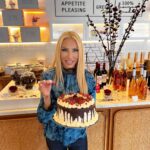 Elena Tsavalia Instagram - Birthday 🎂 Μια ημέρα για να “μετρήσεις”, να εκτιμήσεις, να ευχαριστήσεις, να γιορτάσεις, να χαρείς! 🌸 Happy birthday to me❣️ Υ. Γ. : Σ’ ευχαριστώ γιε μου για το πιο υπέροχο δώρο που έχω πάρει ποτέ! 🎁Δε θα βγει ποτέ από το χέρι μου! Είσαι η δύναμή μου❣️ Είσαι η ζωή μου @harrysef ❤️ Erthe Concept Store