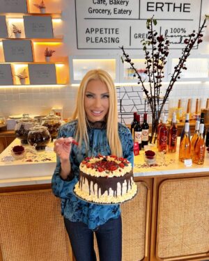 Elena Tsavalia Instagram - Birthday 🎂
Μια ημέρα για να “μετρήσεις”, να  εκτιμήσεις, να ευχαριστήσεις, να γιορτάσεις, να χαρείς! 🌸
Happy birthday to me❣️
Υ. Γ. : Σ’ ευχαριστώ γιε μου για το πιο υπέροχο δώρο που έχω πάρει ποτέ! 🎁Δε θα βγει ποτέ από το χέρι μου!
Είσαι η δύναμή μου❣️
Είσαι η ζωή μου @harrysef ❤️