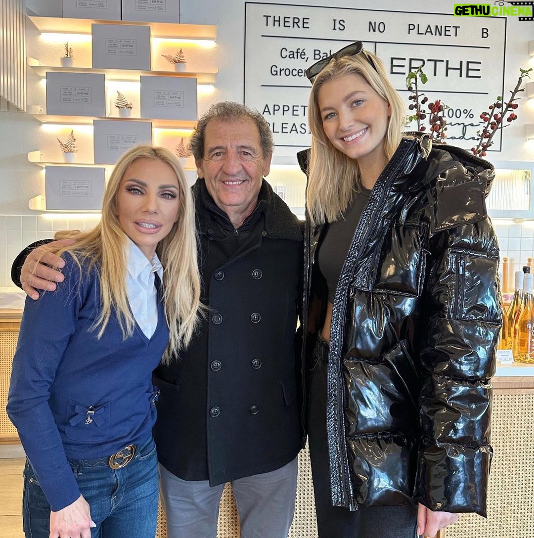Elena Tsavalia Instagram - Ένας gentleman και μία κούκλα κυρία! Ο κύριος Κώστας Στεφανής και η @maryvitinaros είναι …αγαπημένοι μας! ❤️ #ertheconceptstore #café #eatery #bakery #grocery #healthyfood #healthylifestyle #withfriends #meetingpoint Erthe Concept Store