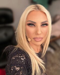Elena Tsavalia Instagram - “ Με παράσυρε το ρεύμα” 😁 Θέατρο “ Περοκέ “ Πρεμιέρα …σήμερα 😉 #theatre #premiere #laugh #seferlisteam Περοκε Σεφερλης