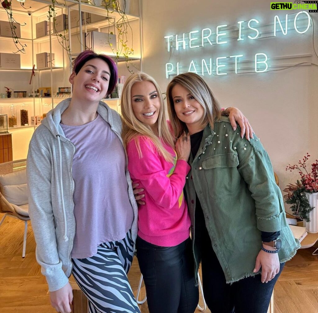 Elena Tsavalia Instagram - Keep smiling 😁 Life is a beautiful thing and there’s so much to smile about ❤️ #ertheconceptstore #café #eatery #bakery #grocery #healthyfood #healthylifestyle #friends #together #smile Erthe Concept Store