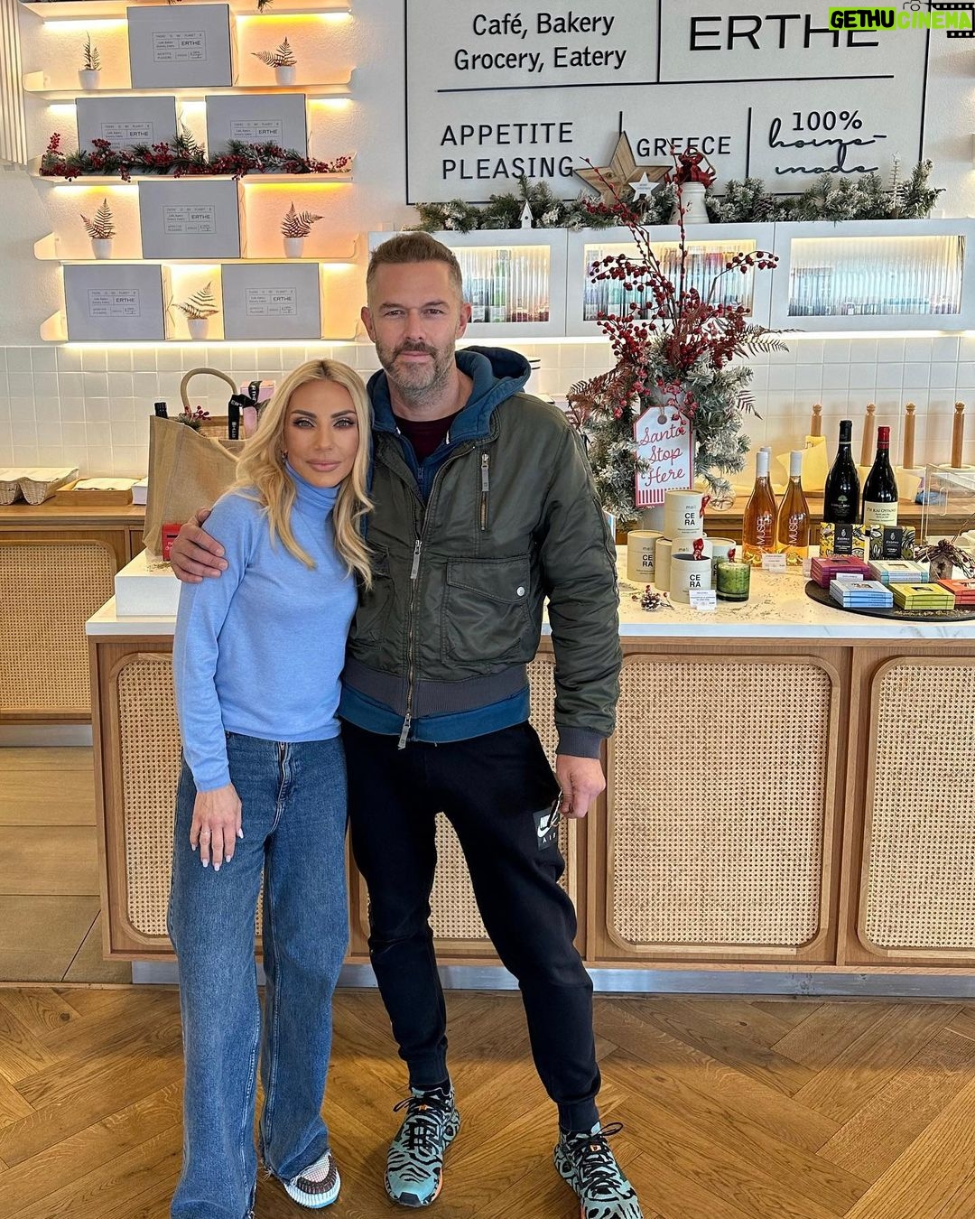 Elena Tsavalia Instagram - Είναι χαρά μας να σε βλέπουμε και στο θέατρο και στο ERTHE @christosloulis ❣️ #ertheconceptstore #café #eatery #bakery #grocery #healthyfood #healthylifestyle #meetingpoint Erthe Concept Store