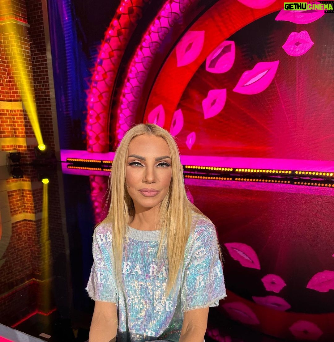 Elena Tsavalia Instagram - FAMILY…make up από την υπέροχή μου @olgatatsi_makeup_artist 💄❤️ #tv #tvshow #saturday #saturdaynight #makeup #makeupartist #face #greeneyes #lips Studio Κάπα 2 Μαρκόπουλο