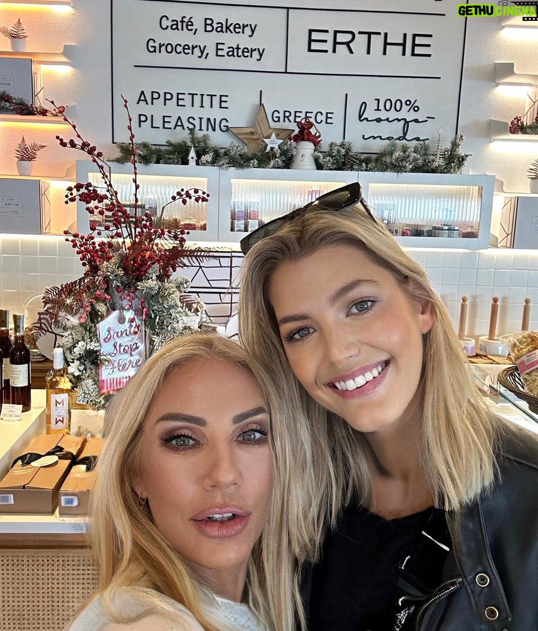 Elena Tsavalia Instagram - IΚούκλα, γλυκιά, ευγενέστατη! Γέμισε το ERTHE με το χαμόγελό σου @maryvitinaros ❣️🌺 #ertheconceptstore #café #eatery #bakery #grocery #healthyfood #healthylifestyle #model #surprise Erthe Concept Store