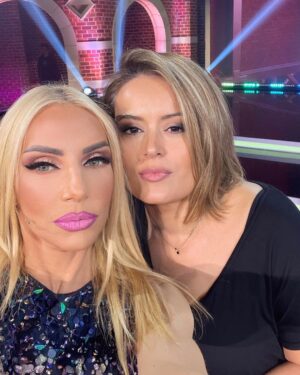 Elena Tsavalia Instagram - Αυτό το γλυκό, ευγενικό, ταλαντούχο πλάσμα επιμελείται το make up μου στο FAMILY GAME❣️
Σ’ ευχαριστώ, Ολγίτσα μου🌸
 Η… “Δημητρούλα”  σου❤️
#tv #tvshow #makeup #makeupsrtist #face #eyes #greeneyes #lips #together #loveyou