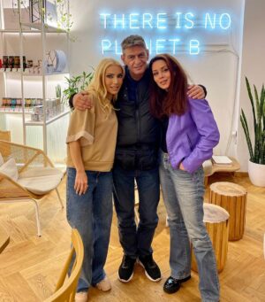 Elena Tsavalia Instagram - Απογευματινή επίσκεψη-έκπληξη!!!!! 😍
Είμαστε τόσο χαρούμενοι που σας είδαμε @m.rakintzis & Κωνσταντίνα Στεφανοπούλου❣️
Να μας ξαναERTHEτε ❤️
#ertheconceptstore #café #eatery #bakery #grocery #healthyfood #healthylifestyle #friends #welcome #happytoseeyou #happytogether