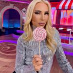 Elena Tsavalia Instagram - Το πιο λαμπερό ζιβάγκο είναι από την @pinkogreece και το φοράω αυτό το Σάββατο στο FAMILY GAME ❤️💋 #tv #tvshow #saturday #saturdaynight #family #game #turtelneck #sparkle