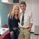 Elena Tsavalia Instagram - Σ’ ευχαριστώ @m.rakintzis για την υπέροχη βραδιά!!!!! 💃 Με γύρισες πολλά χρόνια πίσω (όχι, δε μεγάλωσα μαζί σου • μαζί μεγαλώσαμε… δόξα τω Θεώ!)🌺 Έχουμε ήδη ανανεώσει το ραντεβού…!❤️ #aboutlastnight #singer #sing #wesang #wedanced #happy #iwillcomeback #itsadate #youareamazing Γυάλινο Μουσικό Θέατρο - Gialino Music Theater