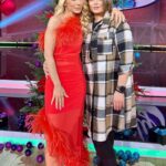 Elena Tsavalia Instagram - Μεγάλο, γιορτινό, κατακόκκινο “ ευχαριστώ” στις κυρίες που επιμελήθηκαν τη χθεσινή μου εμφάνιση στο FAMILY GAME 💃 Ειρήνη @noma_concept_store σ’ ευχαριστώ για το συγκλονιστικό φόρεμα❣️ ❤️ @annaziazia σ’ ευχαριστώ για το ξεχωριστό και τόσο φίνο - κάθε φορά - styling ❣️ 💄 @olgatatsi_makeup_artist σ’ ευχαριστώ για το καταπληκτικό make up❣️Τς…τς…τς…❣️ 👱‍♀️ @seminastella σ’ ευχαριστώ για τα υπέροχα μαλλιά❣️ Χαρούμενα Χριστούγεννα σε όλους 🎄 #tv #tvshow #saturday #saturdaynight #christmaseve #red #reddress #styling #makeup #hairstyles #thankyou