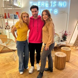 Elena Tsavalia Instagram - Ήταν ένα Σάββατο με αγαπημένους❣️
Να μας ERTHEτε και να μας 
ξαναERTHEτε
@solontsounis 
@giota_tsimprikidou 
@aggelosandrianos 
❤️❤️❤️
#ertheconceptstore #café #eatery #bakery #grocery #healthyfood #healthylifestyle #meetingpoint #friends