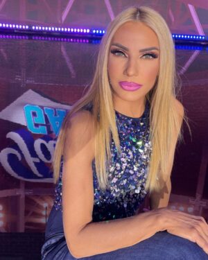 Elena Tsavalia Instagram - Αυτό το γλυκό, ευγενικό, ταλαντούχο πλάσμα επιμελείται το make up μου στο FAMILY GAME❣️
Σ’ ευχαριστώ, Ολγίτσα μου🌸
 Η… “Δημητρούλα”  σου❤️
#tv #tvshow #makeup #makeupsrtist #face #eyes #greeneyes #lips #together #loveyou