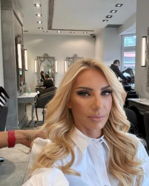 Elena Tsavalia Instagram - The dream team of @yiannihairspa !🔝❤️
#thessaloniki #hairsalon #hairstyle #hairideas #dreamteam #number1 #blondehair #thankyou