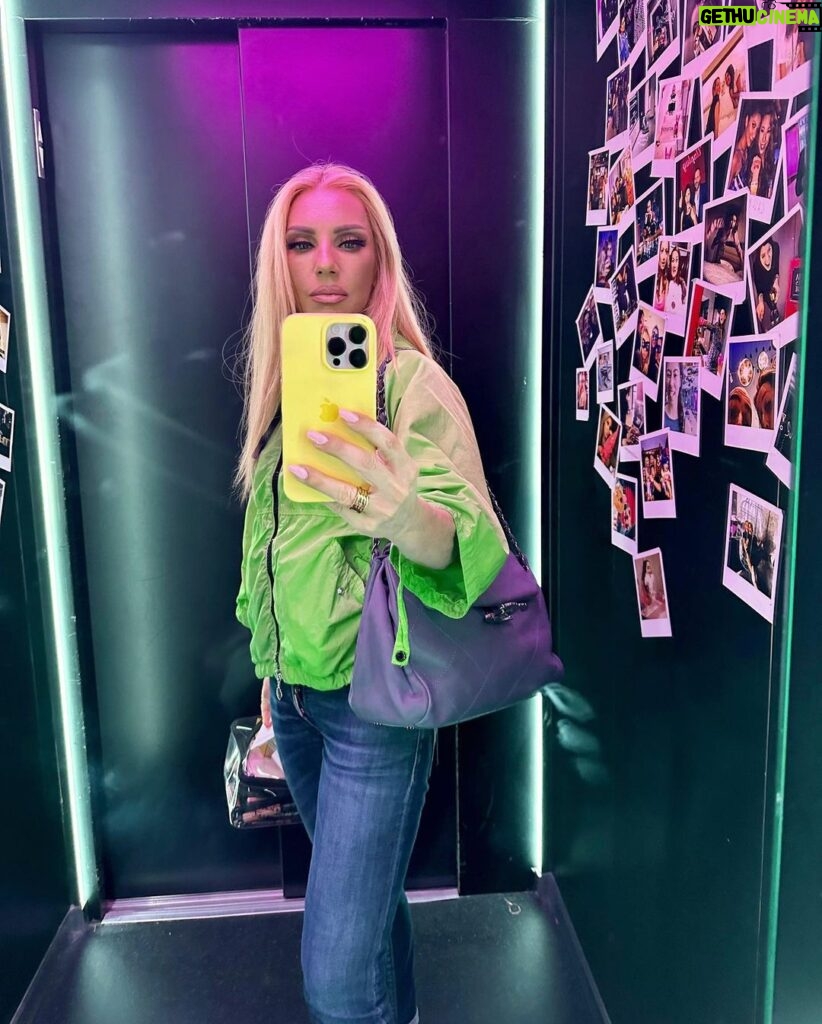 Elena Tsavalia Instagram - Το πρώτο κομμάτι της περιοδείας μας μόλις τελείωσε στο πολύχρωμο @moxy.patramarina !🌈 Ευχαριστούμε πολύ @pavlos.gotsis !🌺 See you soon! 🤍 #theatre #ontour #actors #dancers #hotel #elevador #mirror #selfie #colors #seeyousoon Moxy Patra Marina