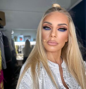Elena Tsavalia Instagram - Δύο και σήμερα!
“ Ακυβέρνητο καράβι η πατρίδα μας” 😁Κλείστε τις θέσεις σας για τις τρεις τελευταίες παραστάσεις μας στο 210-4176404 ή στο viva.gr ❤️
#theatre #summer2023 #summernights #actress #laugh #seferlisteam