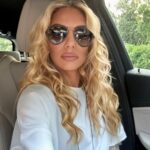 Elena Tsavalia Instagram - Αυτό στο ραδιόφωνο… και συνεχίζουμε! Monday mood ❤️ #monday #newweek #mood #ontheroad #happy #today #radio #song #chachacha Μαρούσι