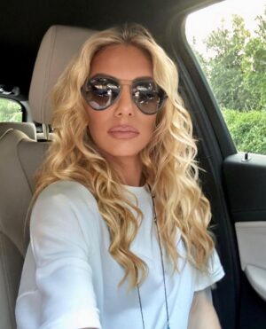 Elena Tsavalia Instagram - Αυτό στο ραδιόφωνο… και συνεχίζουμε!
Monday mood ❤️
#monday #newweek #mood #ontheroad #happy #today #radio #song #chachacha