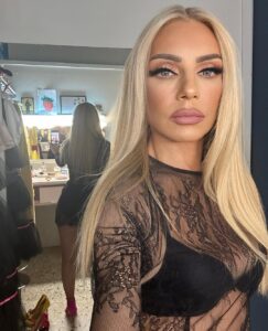 Elena Tsavalia Instagram - ΤΕΛΕΥΤΑΙΕΣ 6 ΠΑΡΑΣΤΑΣΕΙΣ ❗️❗️❗️❗️❗️ Σήμερα, αύριο, μεθαύριο και το επόμενο Π- Σ- Κ ! “ Ακυβέρνητο καράβι η πατρίδα μας “ 😁 Τηλ. κρατήσεων 210-4176404 ή στο viva.gr❤️ #theatre #laugh #summe2023 #summernights #actress #seferlisteam Δελφιναριο