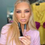 Elena Tsavalia Instagram - Eye contact and a lip bite… It’s how she let’s you know ❤️ #makeup #makeupartist #face #greeneyes #lips #lashes #lipstick #pink Δελφιναριο