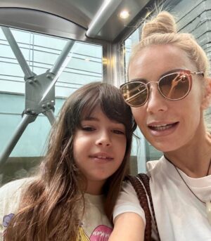 Elena Tsavalia Instagram - Γυναικεία βόλτα, γιατί γιορτάζει η νεραϊδούλα μου! 🎉
💕 Χρόνια πολλά, Πανδωρίτσα μου! 💕
Σ’ αγαπάω πάρα πολύ!!!!!!! 🩷
#september #nameday #mygirl #happytogether #loveyou