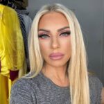 Elena Tsavalia Instagram - Μέχρι 24 Σεπτεμβρίου …. “ Ακυβέρνητο καράβι η πατρίδα μας “ 😁 Τηλ. κρατήσεων 210-4176404 ή στο viva.gr❤️ #theatre #summer2023 #summernights #laugh #actress #makeup #face #greeneyes #lips #pink #seferlisteam Δελφιναριο