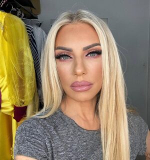 Elena Tsavalia Instagram - Μέχρι 24 Σεπτεμβρίου ….
“ Ακυβέρνητο καράβι η πατρίδα μας “ 😁
Τηλ. κρατήσεων 210-4176404 ή στο viva.gr❤️
#theatre #summer2023 #summernights #laugh #actress #makeup #face #greeneyes #lips #pink #seferlisteam