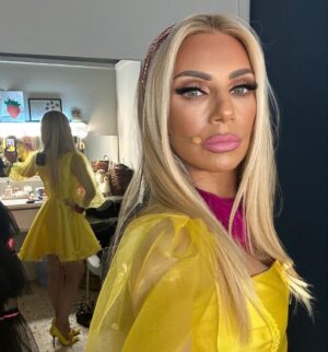 Elena Tsavalia Instagram - Eye contact and a lip bite 💋
@radiantprofessional ❤️
#sunday #theatre #face #greeneyes #lips #makeup #makeupartist #yellow #pink #blondehair