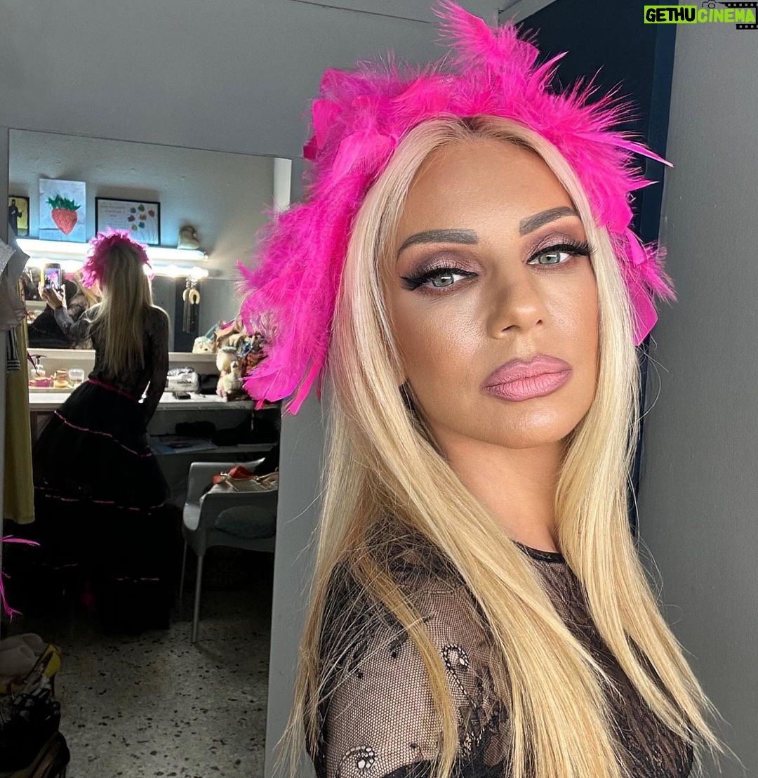Elena Tsavalia Instagram - Saturday night ❤️ #theatre #summer2023 #summernights #actress #makeup #face #greeneyes #lips #blondehair #seferlisteam #laugh #pink Δελφιναριο
