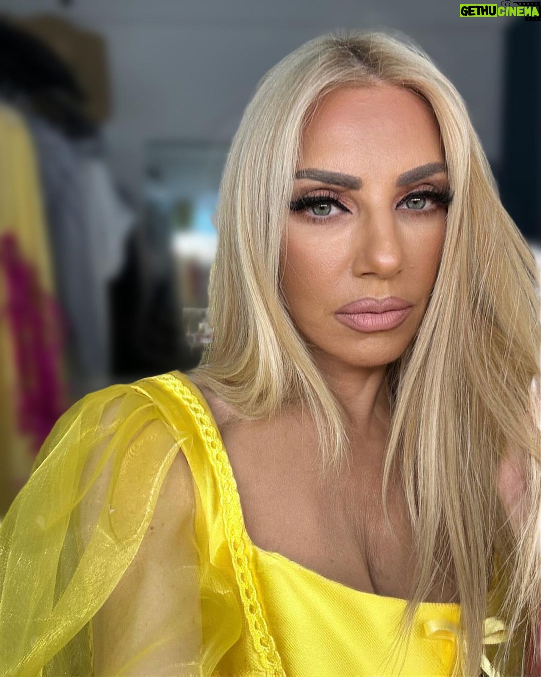 Elena Tsavalia Instagram - Αν θέλετε να γελάσετε με την ψυχή σας , σας περιμένουμε στις 21.00 στο Δελφινάριο 😉 “ Ακυβέρνητο καράβι η πατρίδα μας “ 😁 Για κρατήσεις εισιτηρίων τηλ. στο 210-4176404 ή μπείτε στο viva.gr ❤️ #theatre #summer2023 #summernights #laugh #seferlisteam #yellow Δελφιναριο