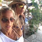 Elena Tsavalia Instagram - Γιορτάζουν τα κορίτσια μου!!!!!🎉 Χρόνια πολλά κουμπάρες μου!!! Ήθελα να σας ευχηθώ με φωτογραφίες από τις πιο ανέμελες στιγμές μας και μόλις συνειδητοποίησα….πόσα χρόνια έχω να κάνω διακοπές👙😳 Σας αγαπάω πολυυυύ!!!!❤️❤️ #august #nameday #maidofhonor #friends #together #happytogether #moments #holidays #withyou #wishes #loveyou