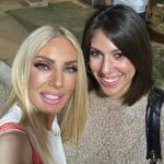 Elena Tsavalia Instagram - @denizegr …διότι πρέπει να αρχίσουν άλλες… 😉 ❤️ #theatre #summer #summer2023 #summernights #friends #together #happy #smile Δελφιναριο
