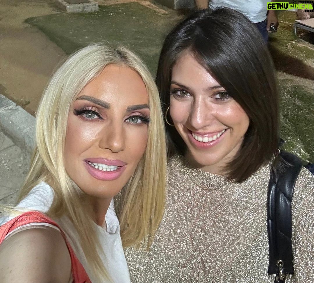 Elena Tsavalia Instagram - @denizegr …διότι πρέπει να αρχίσουν άλλες… 😉 ❤️ #theatre #summer #summer2023 #summernights #friends #together #happy #smile Δελφιναριο
