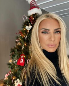 Elena Tsavalia Instagram - Καλά Χριστούγεννα σε όλους!!! 🎄❤️ #christmas #itsthemostwonderfultimeoftheyear #wishes #christmastree #withlove