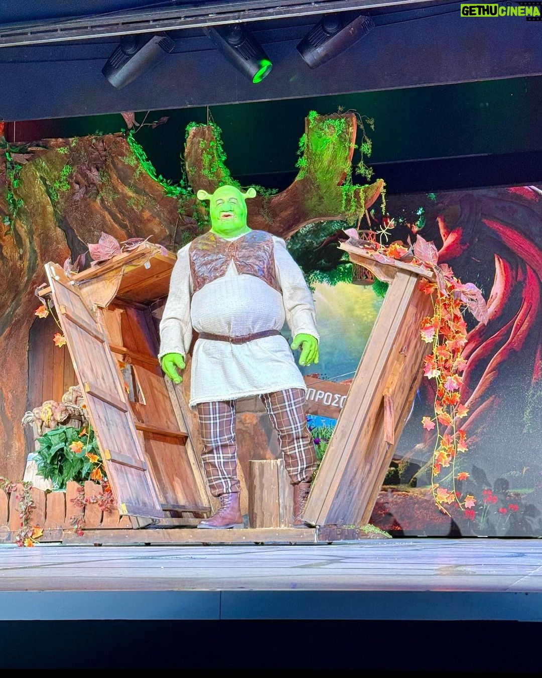 Elena Tsavalia Instagram - “ SHREK THE MUSICAL “ 🎭🕺💃🎼 Η παράσταση που υμνεί αυτά που όλοι συζητούν… Τη διαφορετικότητα και την αγάπη!❤️ Ήξερα ότι είσαι τρελός @markos_seferlis_real , αλλά τόσο πολύ που να ανεβάσεις μια τέτοια ΥΠΕΡΠΑΡΑΓΩΓΗ …ούτε εγώ δεν το φανταζόμουν!!!!👏👏👏👏 Θερμά συγχαρητήρια στον υ π ε ρ τ α λ α ν τ ο ύ χ ο θίασο, τον μαέστρο, τους μουσικούς και όλους τους υπόλοιπους συντελεστές ( που είναι ατελείωτοι!!!!!😳) ΜΗΝ ΤΟ ΧΑΣΕΤΕ !!!!!!!!!!💫 #theatre #shrek #shrekthemusical #seferlis #seferlisteam #congratulations Περοκε Σεφερλης