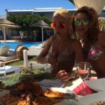 Elena Tsavalia Instagram - Γιορτάζουν τα κορίτσια μου!!!!!🎉 Χρόνια πολλά κουμπάρες μου!!! Ήθελα να σας ευχηθώ με φωτογραφίες από τις πιο ανέμελες στιγμές μας και μόλις συνειδητοποίησα….πόσα χρόνια έχω να κάνω διακοπές👙😳 Σας αγαπάω πολυυυύ!!!!❤️❤️ #august #nameday #maidofhonor #friends #together #happytogether #moments #holidays #withyou #wishes #loveyou