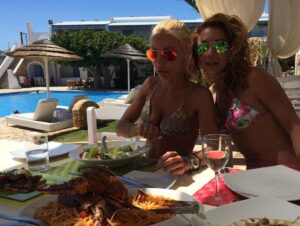 Elena Tsavalia Instagram - Γιορτάζουν τα κορίτσια μου!!!!!🎉
Χρόνια πολλά κουμπάρες μου!!!
Ήθελα να σας ευχηθώ με φωτογραφίες από τις πιο ανέμελες στιγμές μας και μόλις συνειδητοποίησα….πόσα χρόνια έχω να κάνω διακοπές👙😳
Σας αγαπάω πολυυυύ!!!!❤️❤️

#august #nameday #maidofhonor #friends #together #happytogether #moments #holidays #withyou #wishes #loveyou
