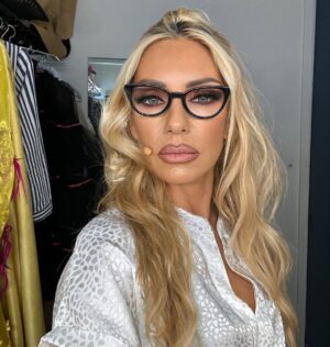 Elena Tsavalia Instagram - “Ακυβέρνητο καράβι η πατρίδα μας”⛴️
Θέατρο Δελφινάριο 😁
Τρίτη - Κυριακή στις 21.00
 Κρατήσεις εισιτηρίων στο 210- 4176404 και στο viva.gr ❤️
#theatre #laugh #actors #dancers #summer2023 #summernights #seferlisteam