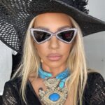 Elena Tsavalia Instagram - My name is Elisabetta! 💋 Δελφινάριο 2023 😁 Κρατήσεις εισιτηρίων στο 210-4176404 ή στο viva.gr ❤️ #theatre #laugh #summer2023 #summernights #actors #dancers #seferlisteam Δελφιναριο