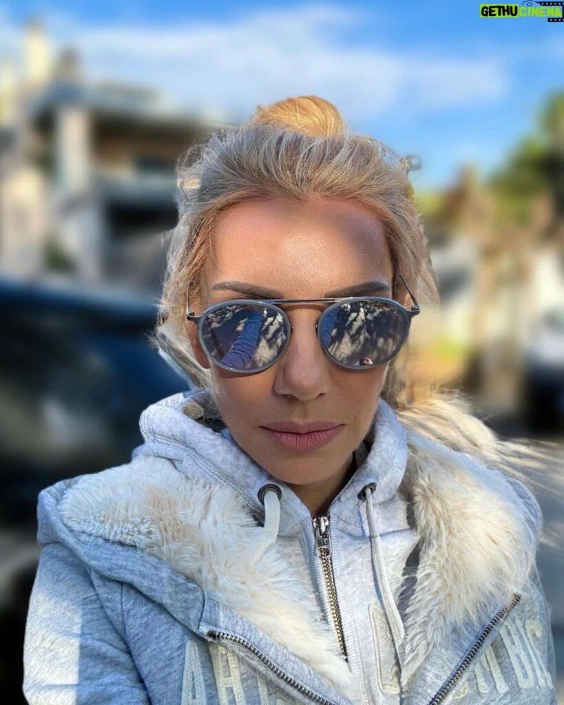 Elena Tsavalia Instagram - All truly great thoughts are conceived by walking ❤️ - Friedrich Nietzsche - #goodmorning #goodvibes #walking #sunnyday #thankful #happy #breathe Χαλάνδρι