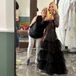 Elena Tsavalia Instagram - Δεν γίνεται παράσταση χωρίς να μας ράψει!!!🧵🪡 Η @georgiasandi είναι μαγική στα χέρια ( και στην ψυχή !)! 👗🤍 Τελευταία πρόβα για το φόρεμα της αποθέωσης. Λείπει…το χρώμα 😉💕 Ευχαριστώ @sandicouture ❣️ ΝΕΑ ΔΙΕΥΘΥΝΣΗ -Λυκαβηττού 17 - Κολωνάκι Τηλ. : 210-8654604 #dress #dressmaker #hautecouture #black #fuschia #theatre #thankyou Κολωνακι