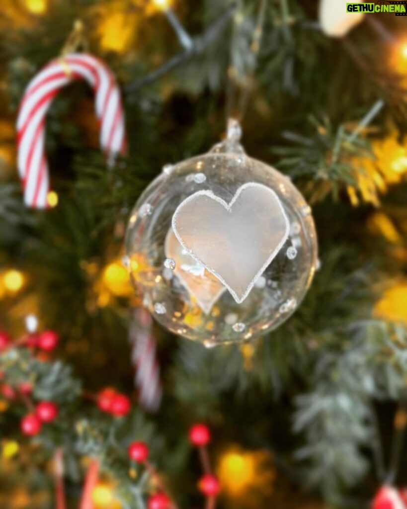 Elena Tsavalia Instagram - Καλό μήνα με αγάπη !❤️ #december #newmonth #christmasiscoming #christmasdecor #christmastree #withlove