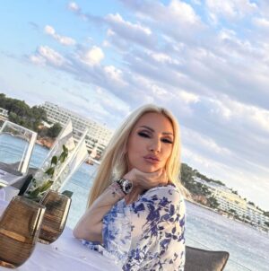 Elena Tsavalia Instagram - Καλό μήνα, γλυκό…σαν ένα φιλί!💋
#june #newmonth #photooftheday #love #kiss