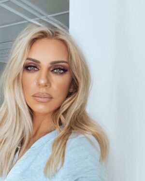 Elena Tsavalia Instagram - 🌸 Art brings imagination to life 🌸
My artist @nakopoulouvaso 💝
#makeup #makeupartist #face #eyes #greeneyes #lips #makeuplook #photooftheday