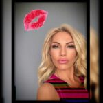 Elena Tsavalia Instagram - Στέλνω ένα μεγαααάλο φιλί σε όλους εσάς που μου έχετε στείλει / στέλνετε τις ευχές σας!!!💋 Σας ευχαριστώ όλους μέσα από την καρδιά μου! ❤️ #nameday #wishes #thankyou #kiss
