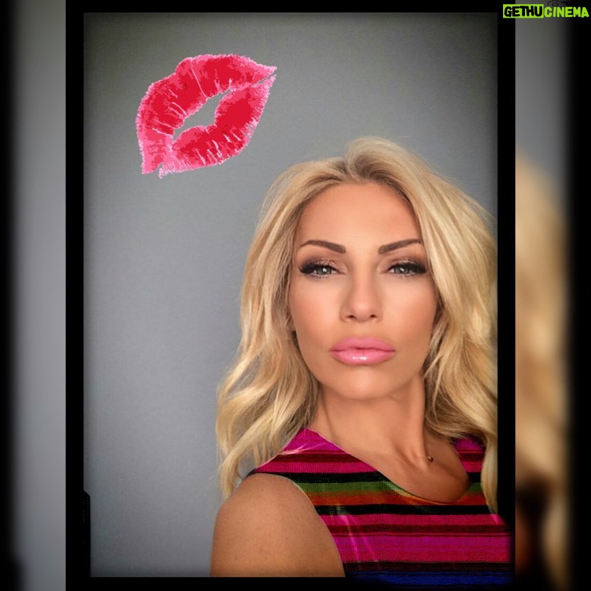 Elena Tsavalia Instagram - Στέλνω ένα μεγαααάλο φιλί σε όλους εσάς που μου έχετε στείλει / στέλνετε τις ευχές σας!!!💋 Σας ευχαριστώ όλους μέσα από την καρδιά μου! ❤️ #nameday #wishes #thankyou #kiss